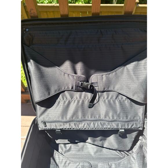 Tumi Alpha 22026DH Black Medium Trip Expandable Suitcase w/ garment bag - Picture 10 of 16